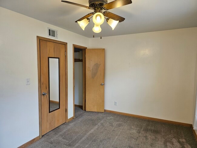 Building Photo - 2415 S Poplar Dr
