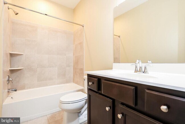 Building Photo - 113 Royal Mews