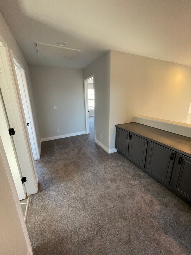 Building Photo - Beautiful 4 bedroom home located in the Shores