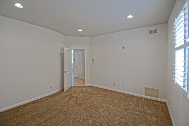 Building Photo - VERY SPACIOUS, BRIGHT & AIRY HOME W/ UNIQU...