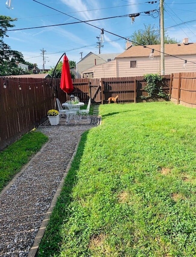 Building Photo - 816 Ash St