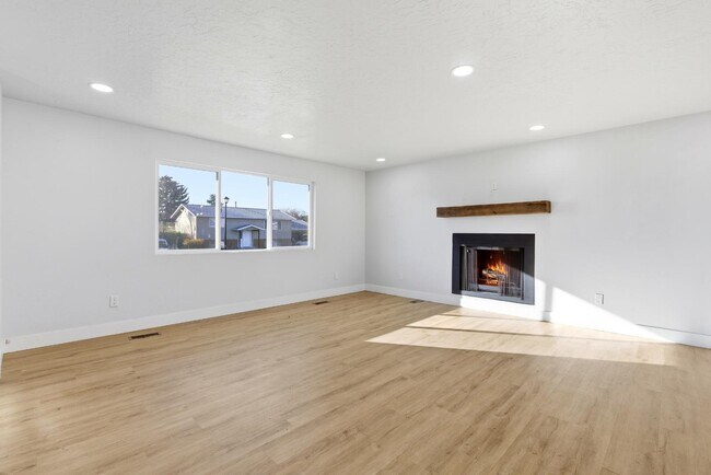 Building Photo - 5210 Woodledge Ave