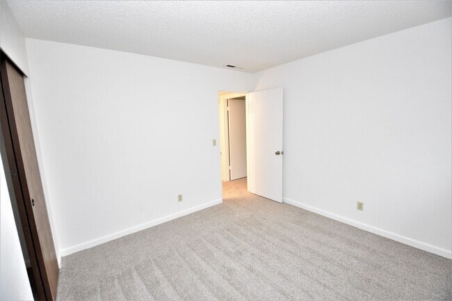 Building Photo - 3846-3846 Westporter Dr