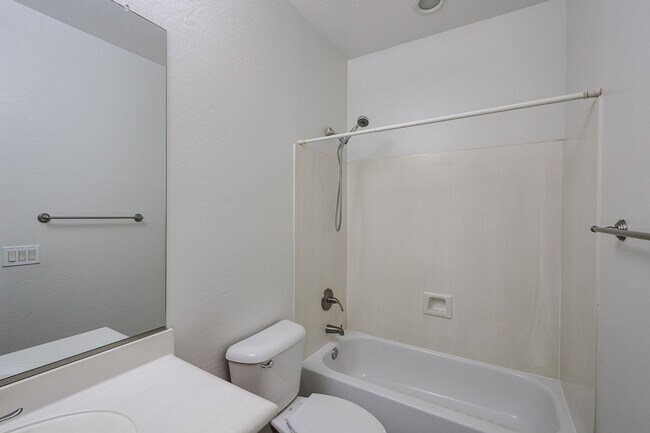 Building Photo - Charming 4 Bed 2 bath 2 Car Garage Home in...