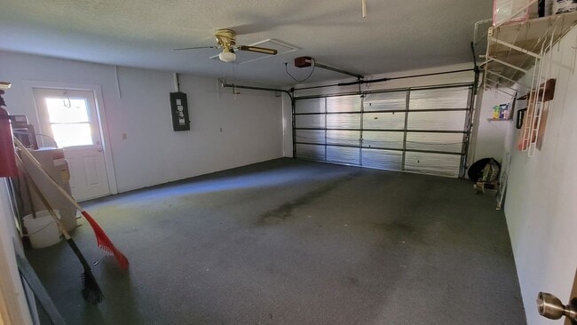 Building Photo - Homosassa 3/2/2 Pool Home