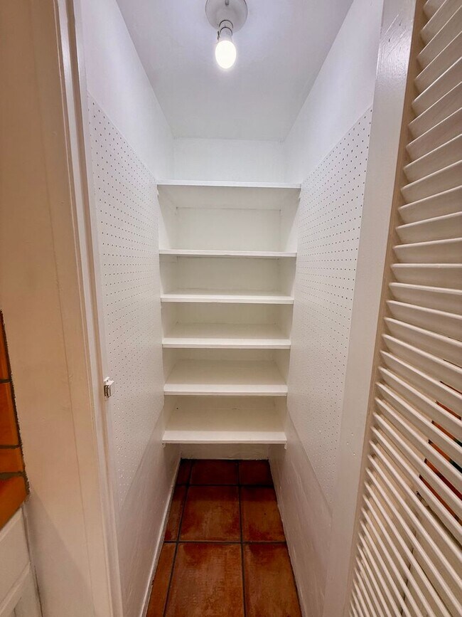 Building Photo - 2166 Beachwood Terrace