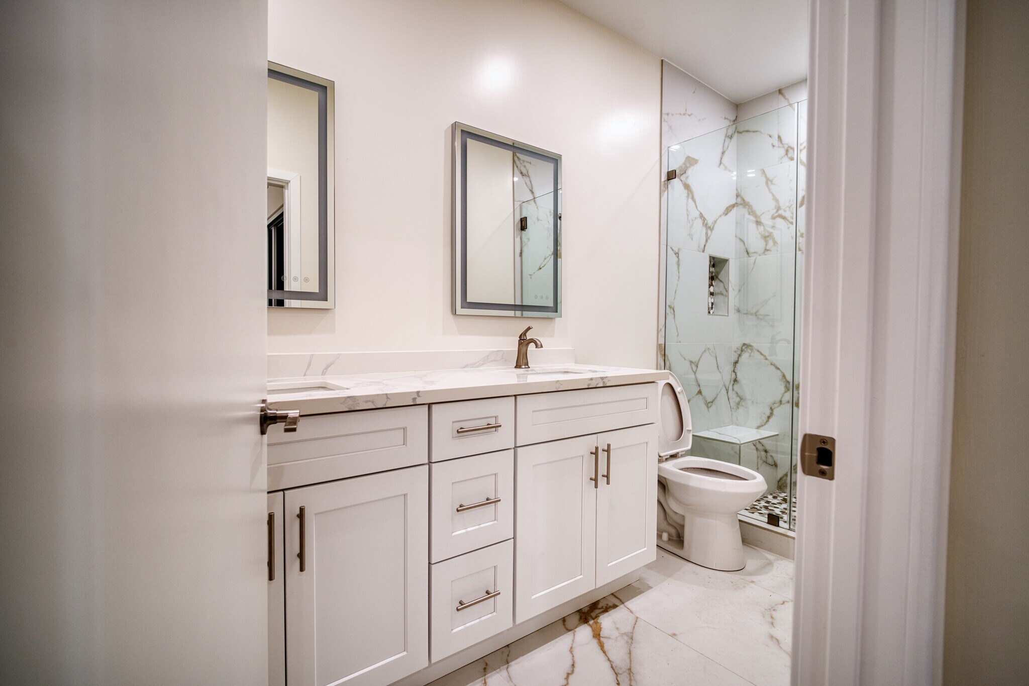 Building Photo - 13920 Moorpark St