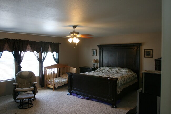 Building Photo - Huge 3 bed 2.5 bath single home in Spanish...