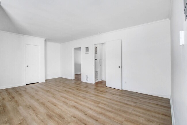 Building Photo - 1545 North Laurel