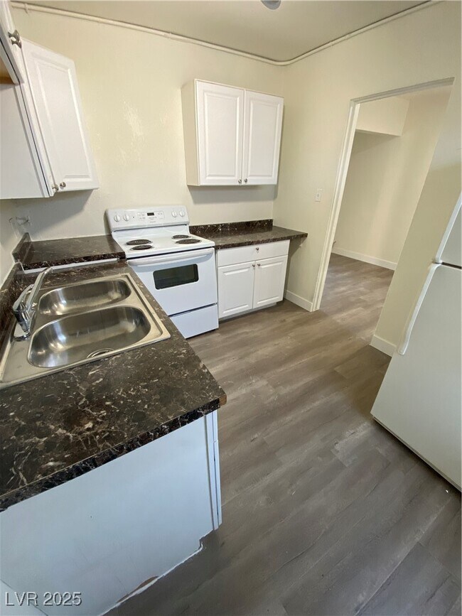 Building Photo - 1711 Santa Paula Dr