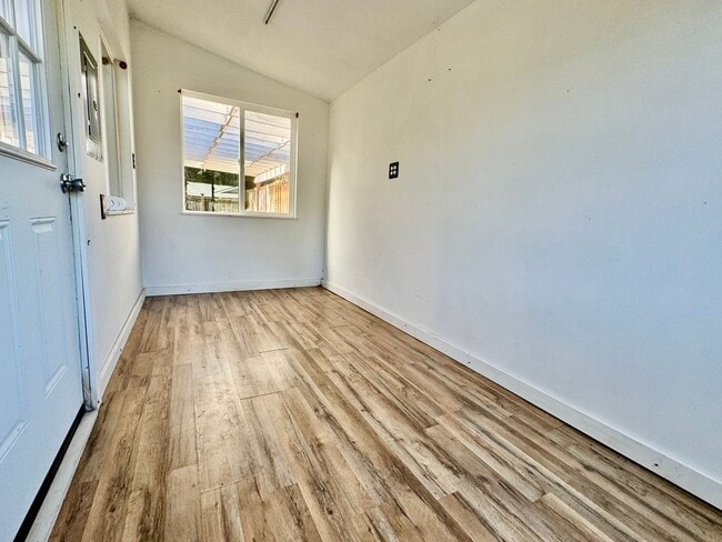 Building Photo - Mid-Century Gem near Meadowbrook Park!