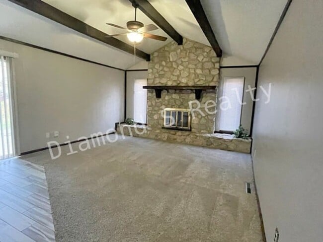 Building Photo - Charming 3 Bedroom Home Available Early July!