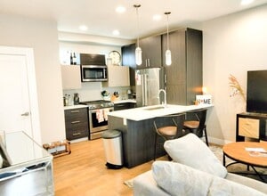 Building Photo - Beautiful 3 bedroom 2.5 bathroom condo MOVE IN SPECIAL