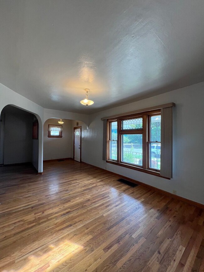 Building Photo - Charming 4 Bed 2 Bath in Gonzaga!!