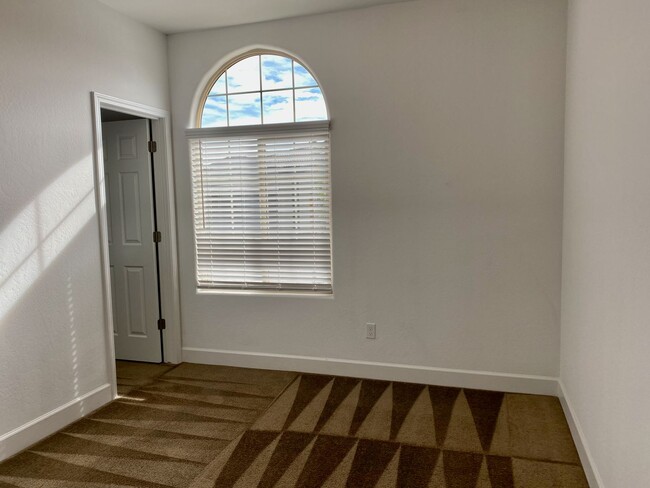 Building Photo - ONE Month Free Rent $2,295 Barstow & Leona...