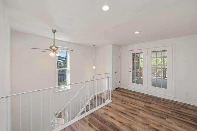 Building Photo - Spacious townhouse with large 2nd floor covered patio!