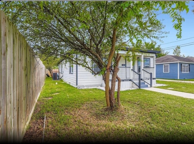Building Photo - 7846 S Howton St