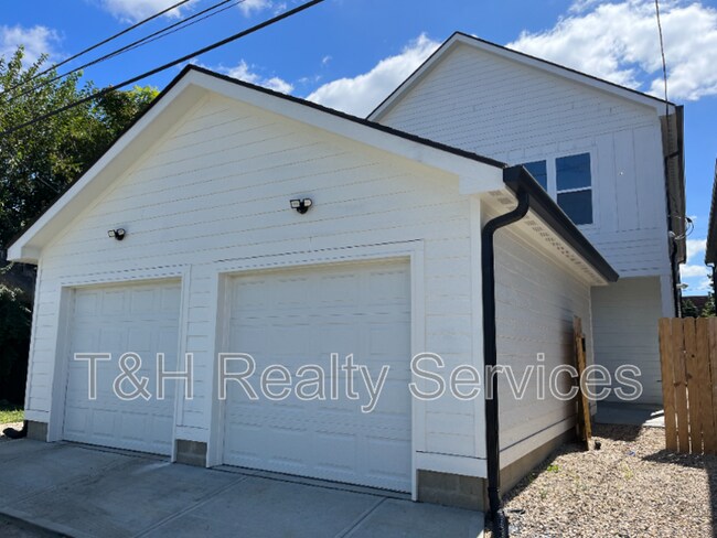 Building Photo - 930 Woodlawn Ave