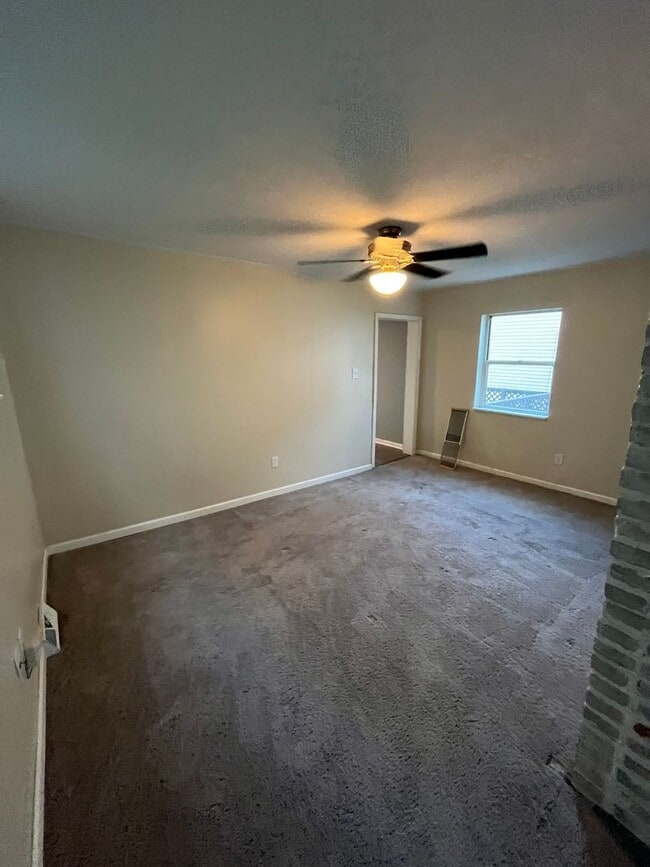 Building Photo - Three Bed, Two Bath with 2 Car Garage in N...