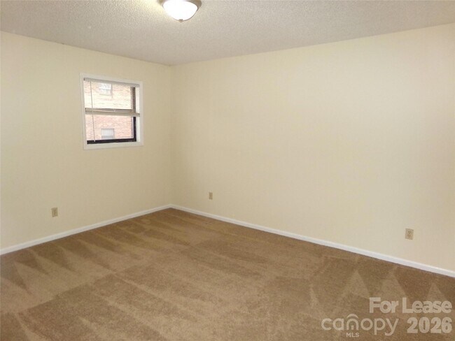 Building Photo - 100 Fairway St