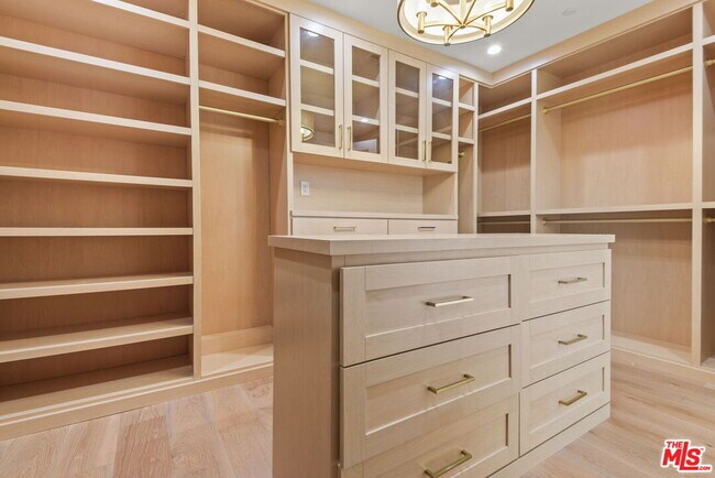 Building Photo - 1153 S Clark Dr