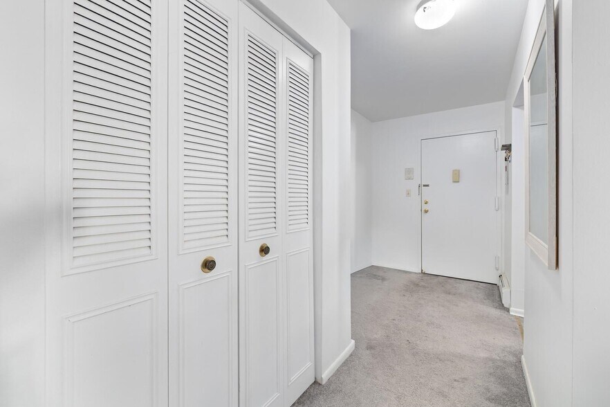 Building Photo - 5 Riverview Ct