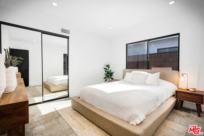 Building Photo - 6236 Sale Ave