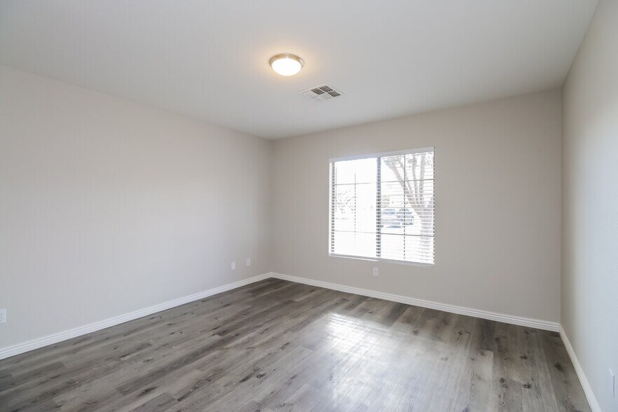 Building Photo - 878 E Pollino St