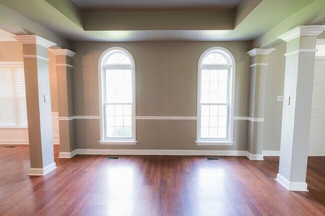Building Photo - Spacious beautiful 5 bedroom 2.5 bath home...