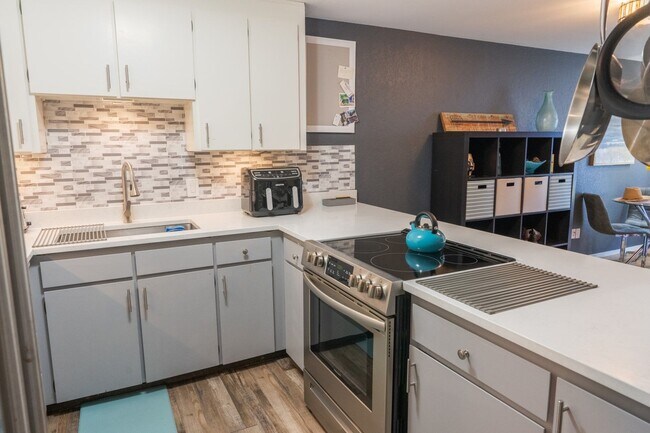 Building Photo - 2Bd/1.5Ba Shoreline Condo