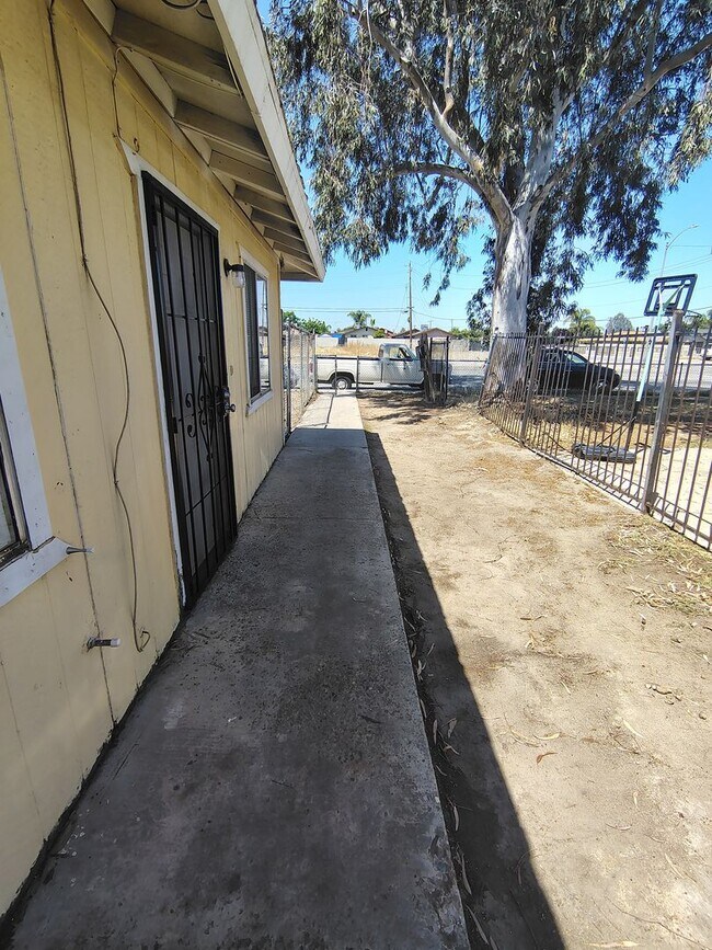Building Photo - 2 Bed / 1 Bath – Gated Unit with Private Patio | Bakersfield