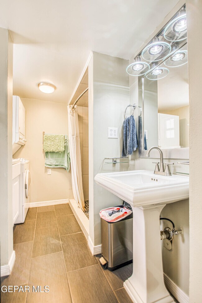 Building Photo - 1701 Elm St