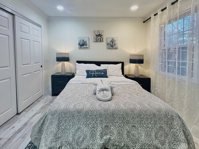 Building Photo - 321 Senate Ct