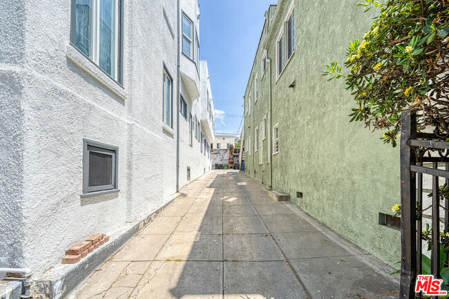 Building Photo - 132 S Kenmore Ave