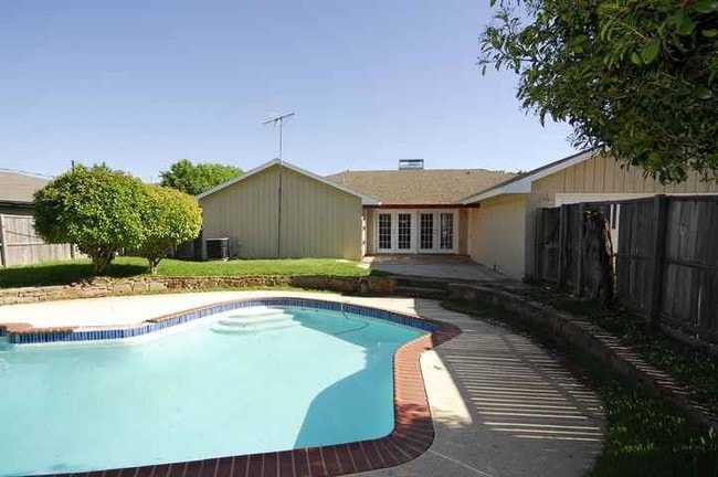 Building Photo - 3151 Kinkaid Dr
