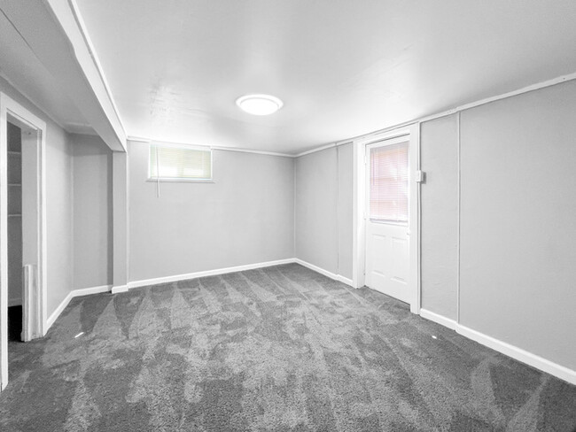 Building Photo - Spacious 6 Bedroom Home w/ Room for Everyone!