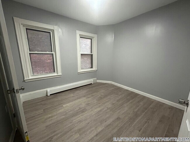 Building Photo - 478 Saratoga St