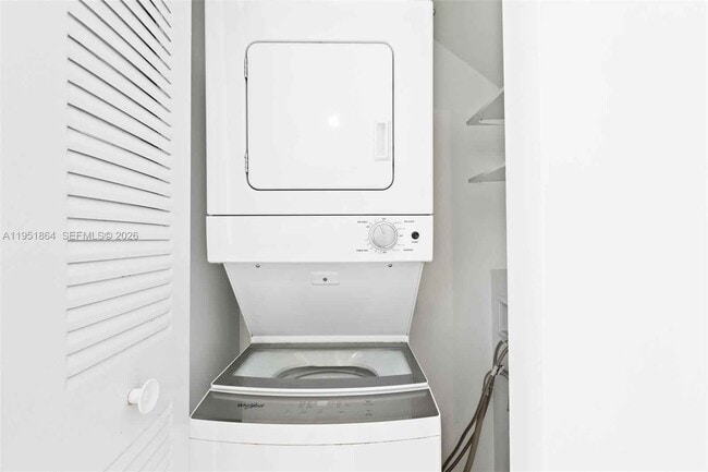 Building Photo - 170 NW 158 St #8 Miami, FL 33169