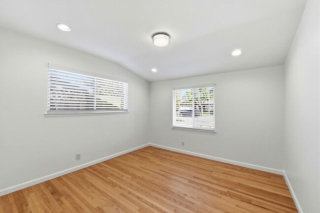 Building Photo - Move-In Ready Blossom Hill Gem – New Bathrooms and many upgrades!