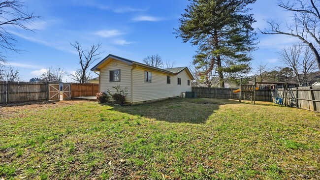 Building Photo - 3 Bedroom Cleveland home