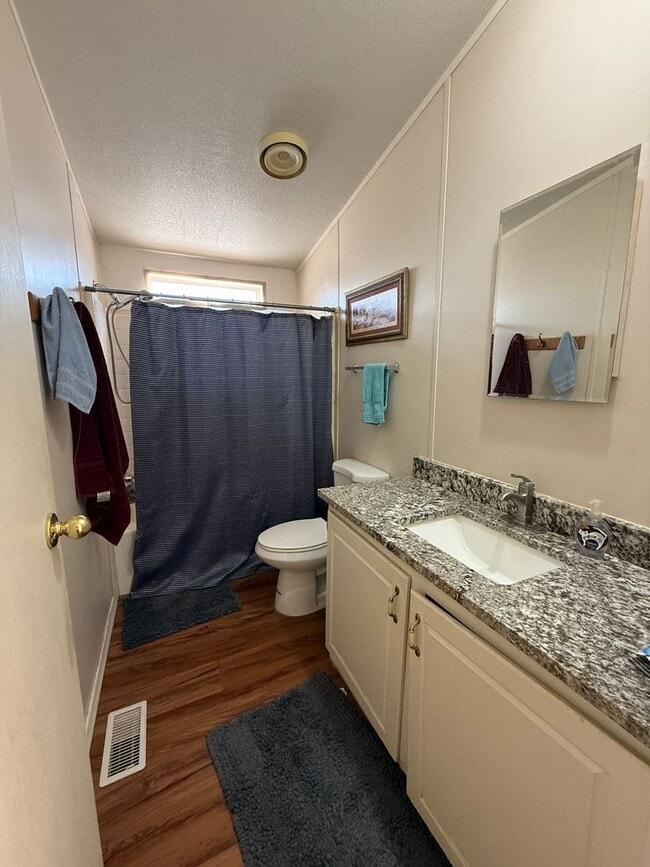 Building Photo - Charming 3-bedroom, 2-bathroom manufacture...