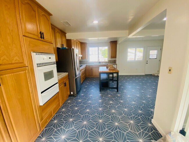 Building Photo - 6004 Lindley Ave