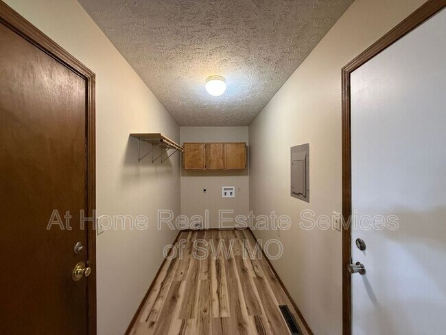 Building Photo - 103 S Cottonwood Ave