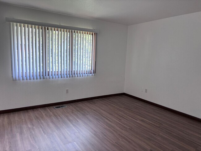 Building Photo - Newly Updated 4 Bedroom East Anchorage Home!