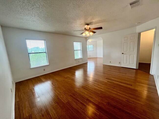 Building Photo - Spacious 3 Bedroom/2.5 Bath home with Large Game Room and Fabulous Deck ~ Move in Ready!