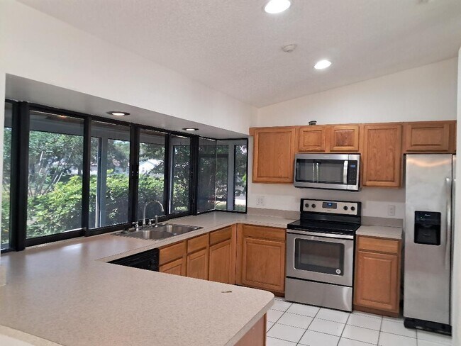 Building Photo - 462 SW Dalton Cir