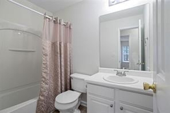 upstairs hallway bath - 338 Azalea Cir