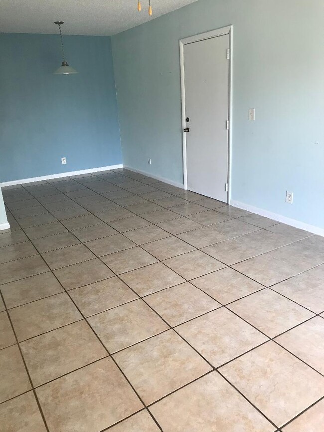 Building Photo - 1830 Abbey Rd