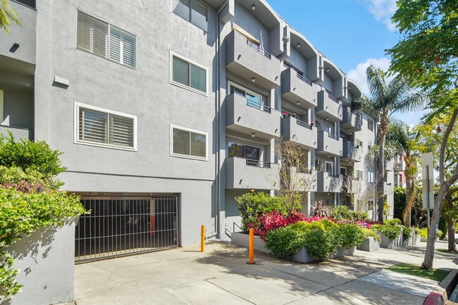 Building Photo - 1250 N Kings Rd