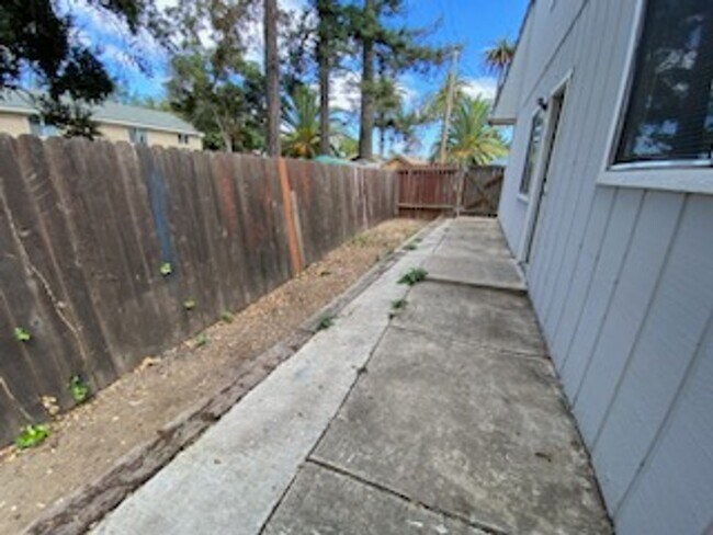 Building Photo - ora211